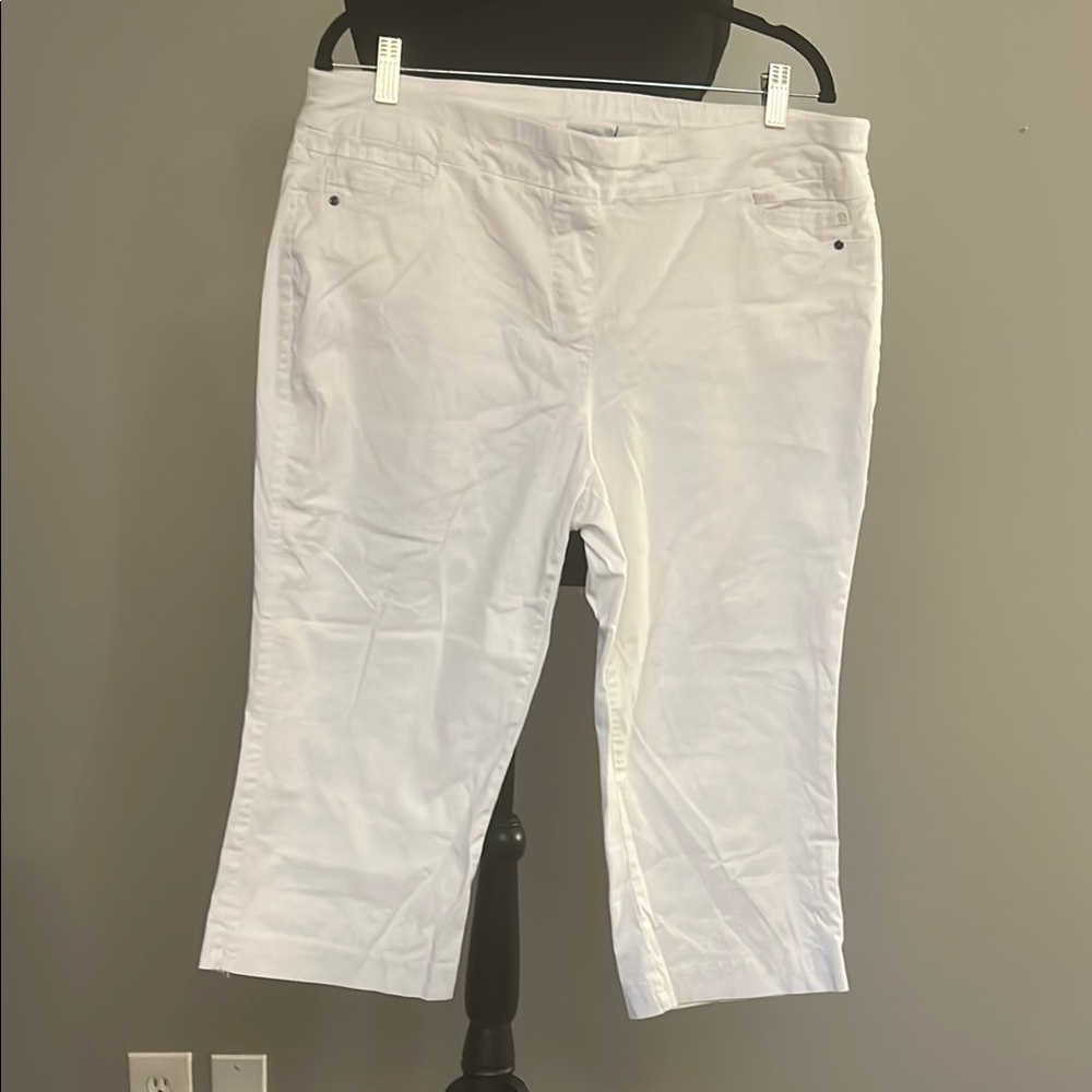 Kim Rogers White Capris Lightweight Casual